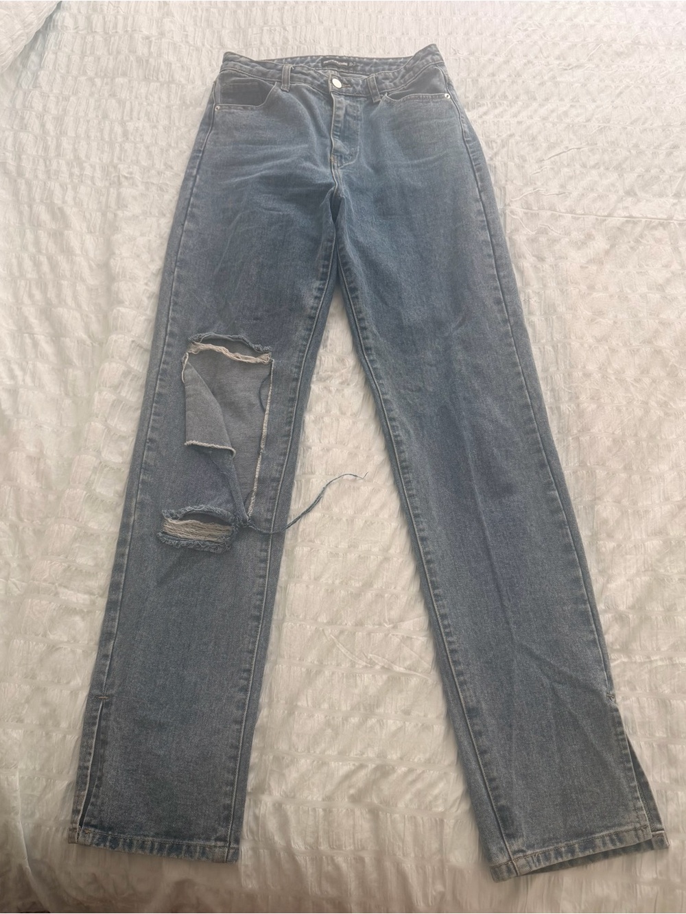 PrettyLittleThing Distressed Straight Leg Jeans - Medium Blue
